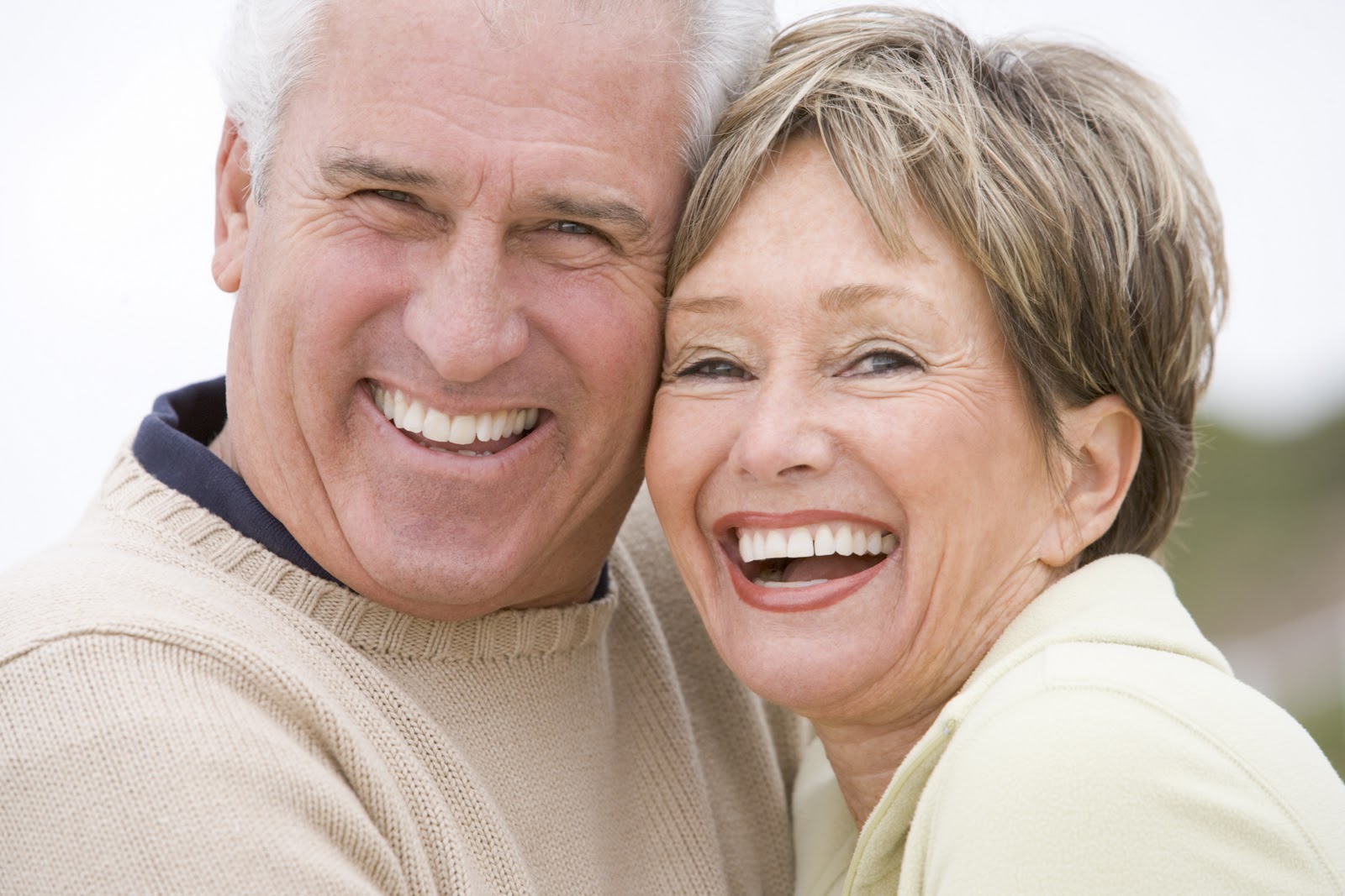 Casal de idosos sorrindo | Implante dentário: o que é e quais são os benefícios?
