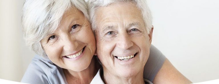 Casal de idosos sorrindo | Implantes dentários | Cuidados no pós-operatório